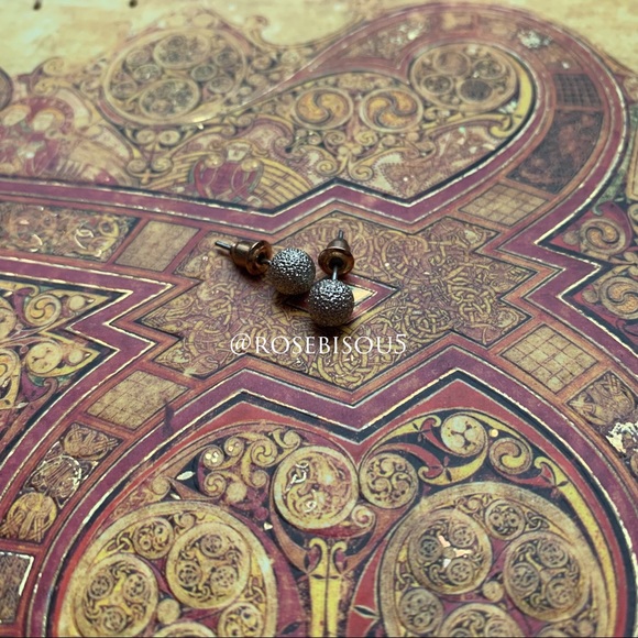 💋🆕Dainty Brushed Silver Ball Studs + Stippling - Picture 6 of 6